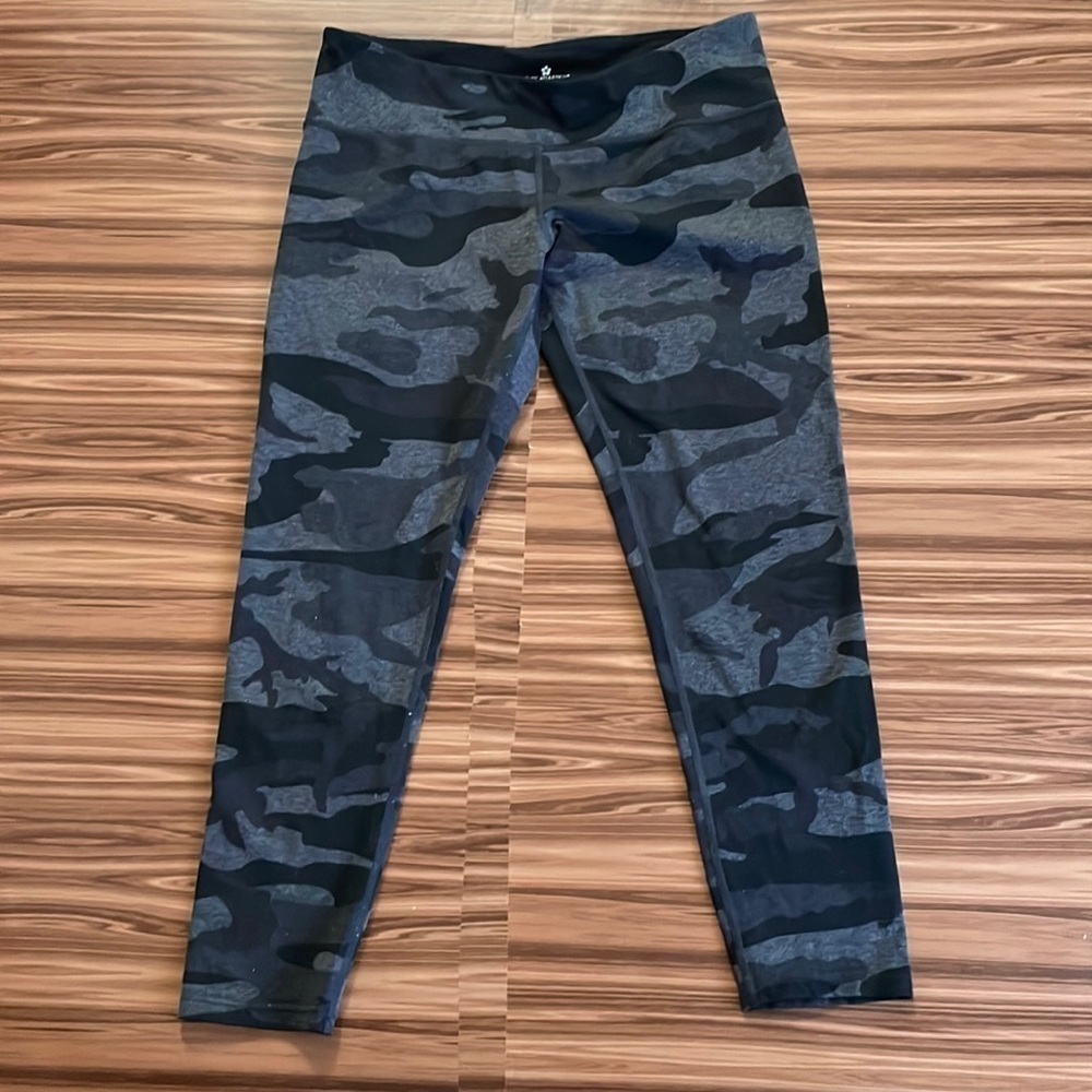 TUFF Athletics Camo Leggings Size Large